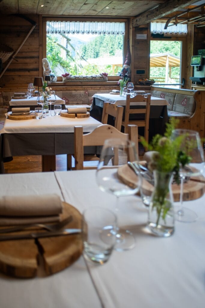 Sala da pranzo apparecchiata